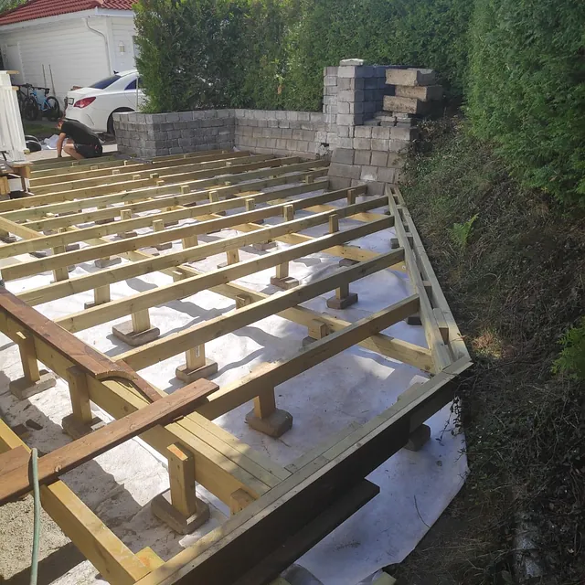 Stor terrasse med et areal på ca. 140 m2 i et system av skjulte terrasseskruer.