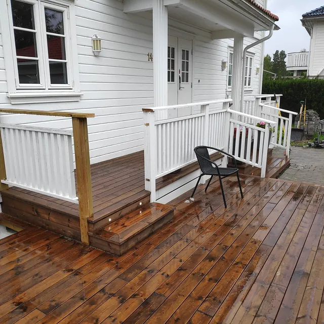 Stor terrasse med et areal på ca. 140 m2 i et system av skjulte terrasseskruer.