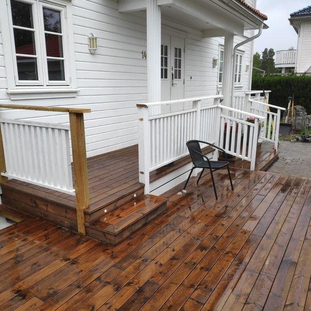 Stor terrasse med et areal på ca. 140 m2 i et system av skjulte terrasseskruer.