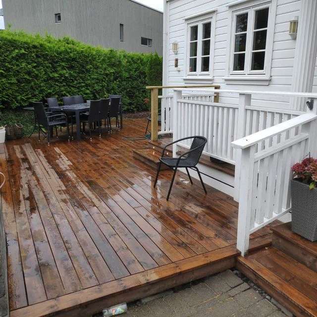 Stor terrasse med et areal på ca. 140 m2 i et system av skjulte terrasseskruer.