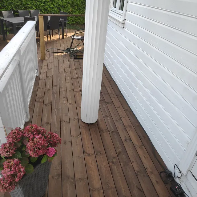 Stor terrasse med et areal på ca. 140 m2 i et system av skjulte terrasseskruer.