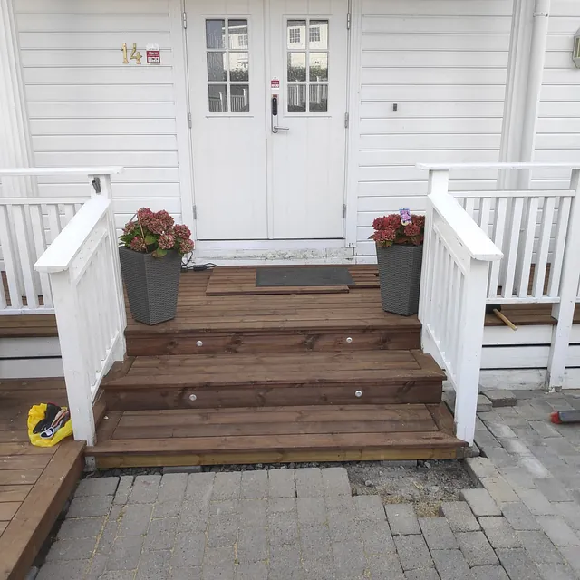Stor terrasse med et areal på ca. 140 m2 i et system av skjulte terrasseskruer.