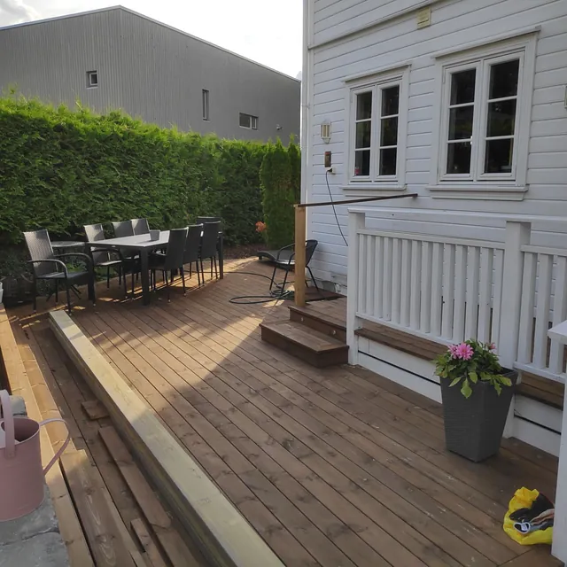 Stor terrasse med et areal på ca. 140 m2 i et system av skjulte terrasseskruer.
