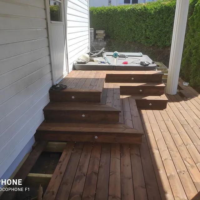 Stor terrasse med et areal på ca. 140 m2 i et system av skjulte terrasseskruer.
